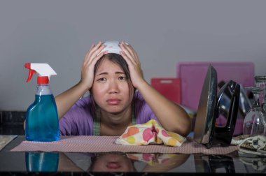 Aile içi Temizleme ve kızgın ve üzgündüm ev işleri ve temizlik stres ile sprey şişe yıkama çalışan çok çalışan ve stresli Asya Kore hizmet hizmetçi kadın genç güzel