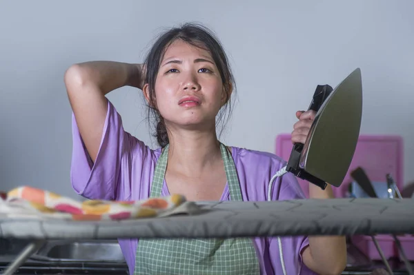 Jeune Assez Frustré Stressé Asiatique Femme Chinoise Avec Fer Repasser — Photo