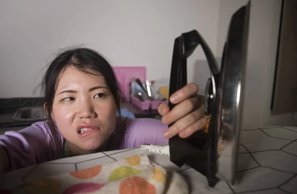 Молодая Довольно Разочарованный Напряженный Азиатский Китаянка Держит Утюг Работает Домашней — стоковое фото