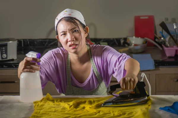 Jovem Bastante Frustrado Estressado Asiático Chinês Mulher Com Ferro Trabalhando — Fotografia de Stock
