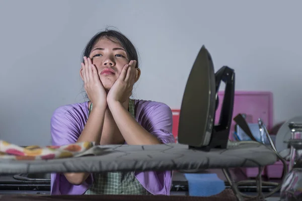 Портрет Молодой Довольно Разочарованный Напряженный Азиатской Корейской Женщины Работающей Домашней — стоковое фото