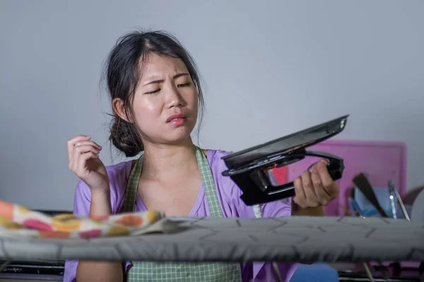 Retrato Joven Bastante Frustrado Estresado Mujer Coreana Asiática Sosteniendo Hierro — Foto de Stock