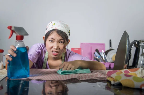 Giovane Piuttosto Oberato Lavoro Frustrato Asiatico Cinese Servizio Cameriera Donna — Foto Stock