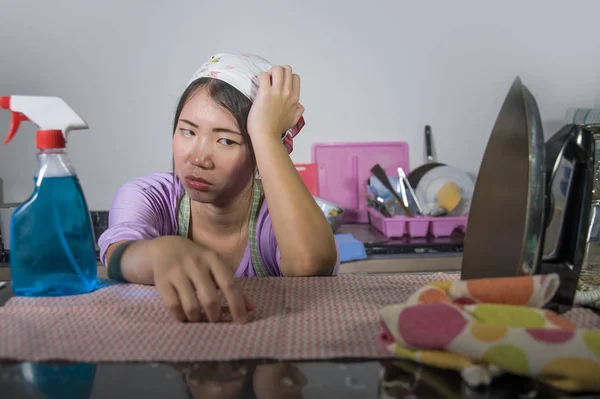 Jovem Muito Sobrecarregado Frustrado Asiático Chinês Serviço Empregada Doméstica Mulher — Fotografia de Stock