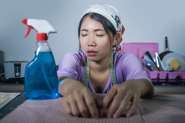 Junge Ziemlich Überarbeitet Und Frustriert Asiatische Chinesische Dienstmädchen Arbeiten Hausreinigung — Stockfoto
