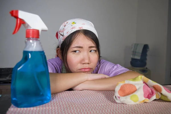 Jovem Muito Sobrecarregado Frustrado Asiático Chinês Serviço Empregada Doméstica Mulher — Fotografia de Stock