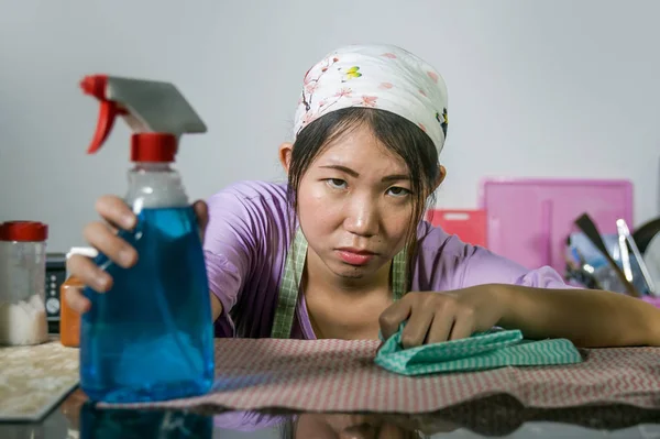 Junge Ziemlich Überarbeitet Und Gestresst Asiatische Koreanische Dienstmädchen Arbeiten Hausreinigung — Stockfoto