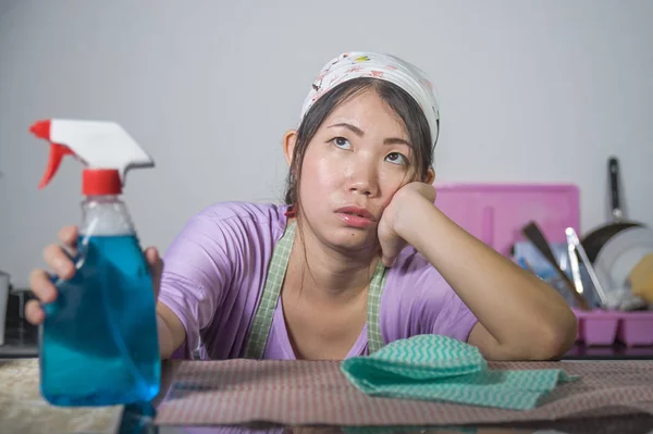 Jovem Muito Sobrecarregado Estressado Asiático Coreano Serviço Empregada Doméstica Mulher — Fotografia de Stock