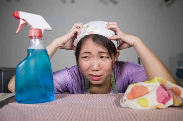 Jovem Muito Sobrecarregado Estressado Asiático Coreano Serviço Empregada Doméstica Mulher — Fotografia de Stock