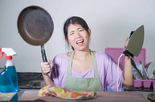 Jovem Bonito Frustrado Asiático Coreano Mulher Segurando Panela Ferro Estressado — Fotografia de Stock