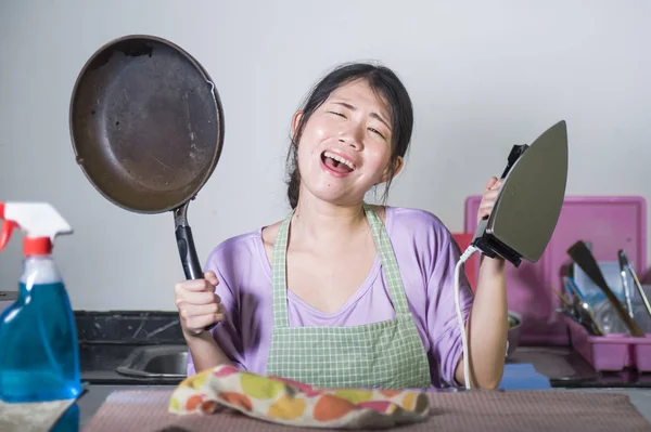 Jovem Bonito Frustrado Asiático Coreano Mulher Segurando Panela Ferro Estressado — Fotografia de Stock
