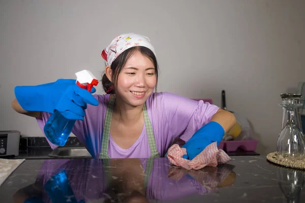 Jovem Bonita Feliz Mulher Chinesa Asiática Limpeza Lavagem Com Frasco — Fotografia de Stock