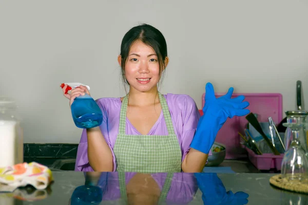 Jovem Bonita Feliz Mulher Chinesa Asiática Limpeza Lavagem Com Frasco — Fotografia de Stock