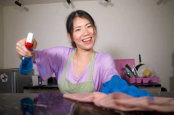 Jovem Bonita Feliz Mulher Chinesa Asiática Limpeza Lavagem Com Frasco — Fotografia de Stock