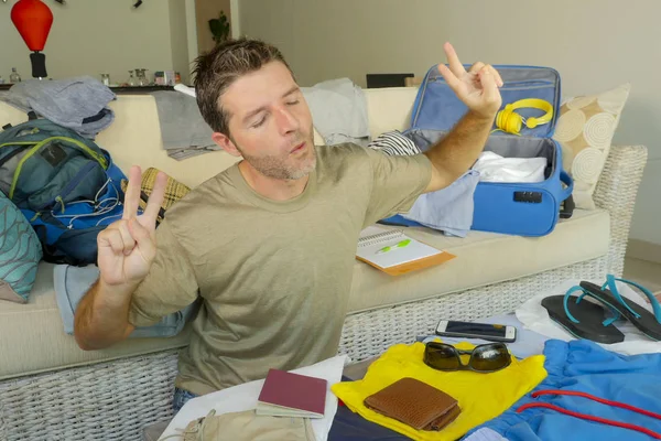 Jovem Atraente Feliz Homem Casa Sofá Preparando Viajar Volta Embalagem — Fotografia de Stock