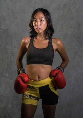Genç yerleştirmek ve arka planda badass ve kötü kız tutum kızgın ve içinde meydan okuyan kadın fitness üst ve boks eldivenleri serin poz izole sağlıklı Asya Çin ile mücadele ve savaşmak terbiye 