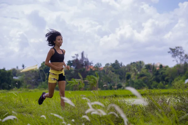 Стройная Спортивная Азиатская Тайская Женщина Спортивной Тренировкой Тела Открытом Воздухе — стоковое фото