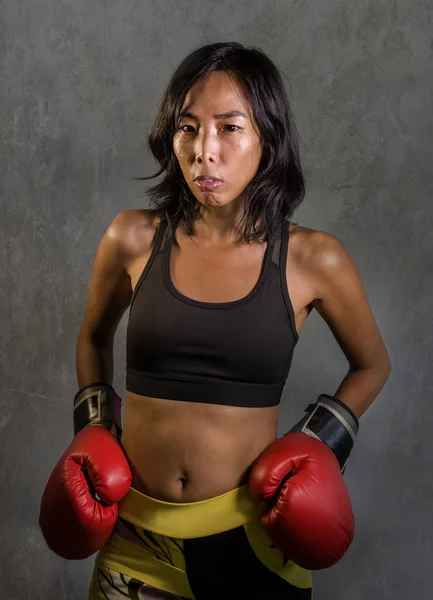 Genç yerleştirmek ve arka planda badass ve kötü kız tutum kızgın ve içinde meydan okuyan kadın fitness üst ve boks eldivenleri serin poz izole sağlıklı Asya Çin ile mücadele ve savaşmak terbiye 