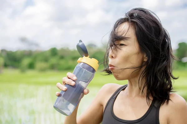 Young Healthy Sporty Asian Chinese Woman Drinking Water Bottle Fitness — Stock Photo, Image