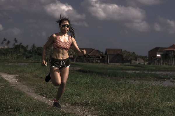 alan arka planda sert kontrast hafif spor reklam stil enerji ve kurban kavramı üzerinde zor açık havada çalışan atletik ve fit runner Asyalı kadın eğitim çalışan serisi iş