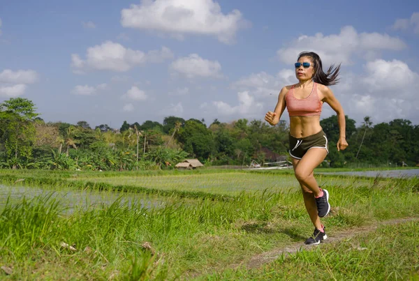 çekici ve çok uygun Asya spor yeşil alan manzara arka plan çalışma sağlıklı yaşam tarzı ve kavram koşu rekabet kadın runner zor, çalışan egzersiz eğitim kadın