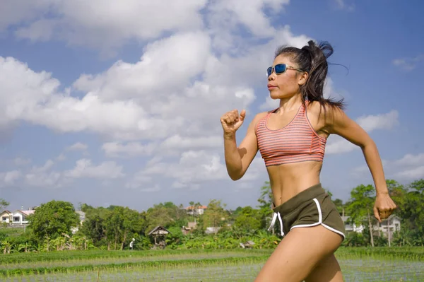魅力的な非常に合うアジア スポーツの女性の緑の野原の風景バック グラウンド作業概念をジョギング競争の女性ランナーで健康的なライフ スタイルとハードで実行しているエクササイズのトレーニング — ストック写真
