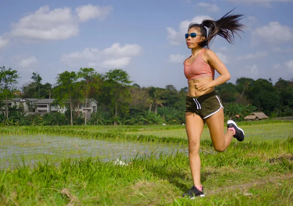 çekici ve çok uygun Asya spor yeşil alan manzara arka plan çalışma sağlıklı yaşam tarzı ve kavram koşu rekabet kadın runner zor, çalışan egzersiz eğitim kadın