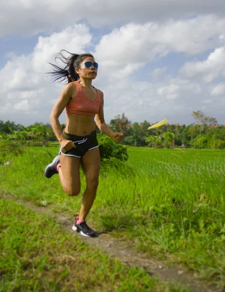 Привабливі Дуже Потрібним Азіатських Спорт Жінка Навчання Занедбаному Тренування Зеленому — стокове фото