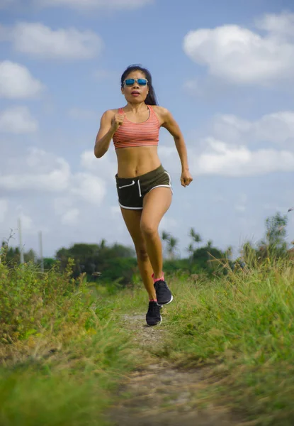 çekici ve çok uygun Asya spor yeşil alan manzara arka plan çalışma sağlıklı yaşam tarzı ve kavram koşu rekabet kadın runner zor, çalışan egzersiz eğitim kadın