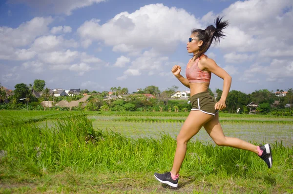 çekici ve çok uygun Asya spor yeşil alan manzara arka plan çalışma sağlıklı yaşam tarzı ve kavram koşu rekabet kadın runner zor, çalışan egzersiz eğitim kadın