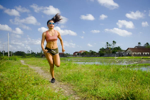 Привлекательная Подходящая Азиатская Спортивная Женщина Тренируется Бегая Тренировки Зеленом Поле — стоковое фото