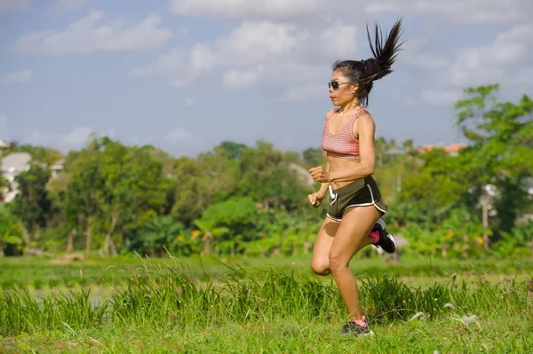 çekici ve çok uygun Asya spor yeşil alan manzara arka plan çalışma sağlıklı yaşam tarzı ve kavram koşu rekabet kadın runner zor, çalışan egzersiz eğitim kadın