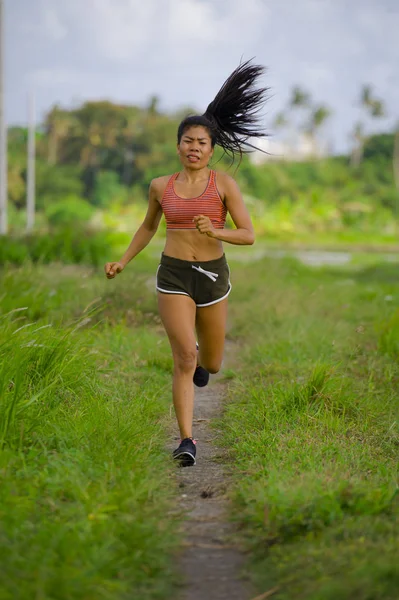çekici ve çok uygun Asya spor yeşil alan manzara arka plan çalışma sağlıklı yaşam tarzı ve kavram koşu rekabet kadın runner zor, çalışan egzersiz eğitim kadın