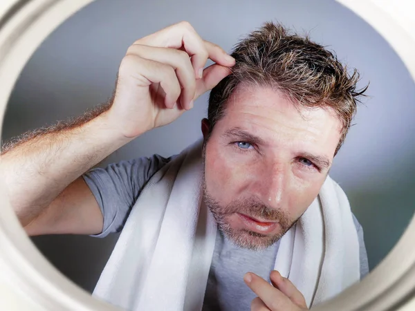 Levensstijl Geïsoleerd Portret Van Aantrekkelijke Bezorgd Betrokken Blanke Man Kijken — Stockfoto