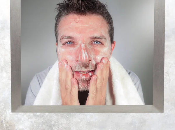 Junger Glücklicher Und Attraktiver Mann Wäscht Gesicht Mit Aging Seifenlotion — Stockfoto