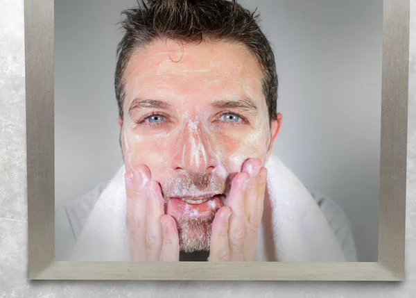 Gelukkig Aantrekkelijke Jongeman Wassen Gezicht Met Aging Zeep Lotion Lacht — Stockfoto