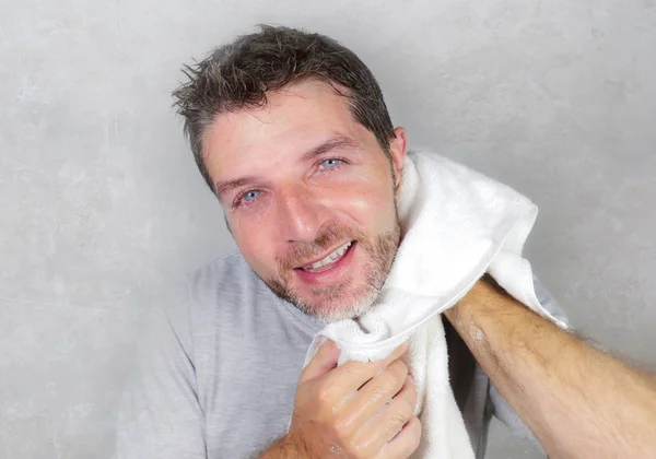 Pemuda Bahagia Dan Menarik Pria Menggunakan Handuk Kering Wajah Setelah — Stok Foto