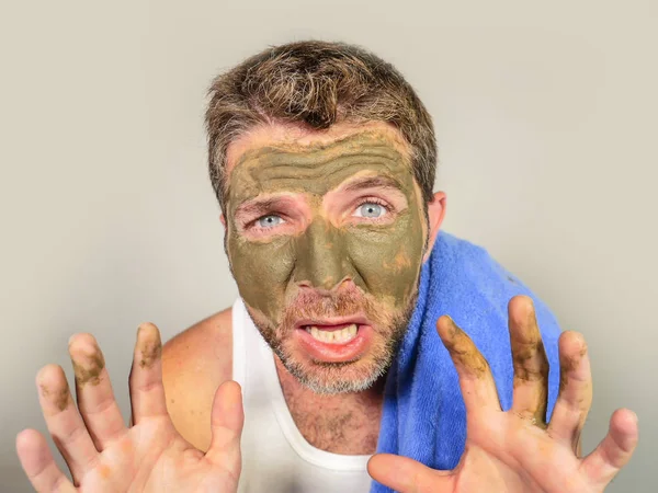 Young Messy Funny Man Looking Himself Horrified Bathroom Mirror Green — Stock Photo, Image