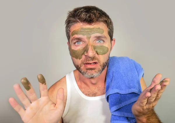 Young Messy Funny Man Looking Himself Horrified Bathroom Mirror Green — Stock Photo, Image