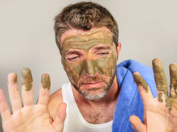 Young Messy Funny Man Looking Himself Horrified Bathroom Mirror Green — Stock Photo, Image