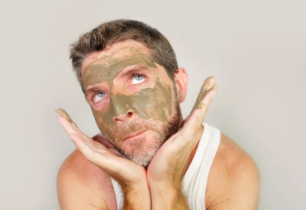 Jovem Engraçado Homem Com Algas Verdes Máscara Facial Seu Rosto — Fotografia de Stock