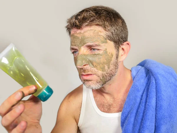 嫌な男性化粧品コンセプトの醜い感じ顔のマスクを適用するクリーム男性美容製品を見て緑の顔バスルームの厄介な面白い若者のライフ スタイルの肖像画 — ストック写真