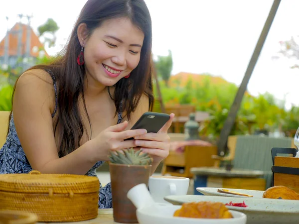 Jovem Bela Feliz Mulher Chinesa Asiática Usando Aplicativo Mídia Social — Fotografia de Stock