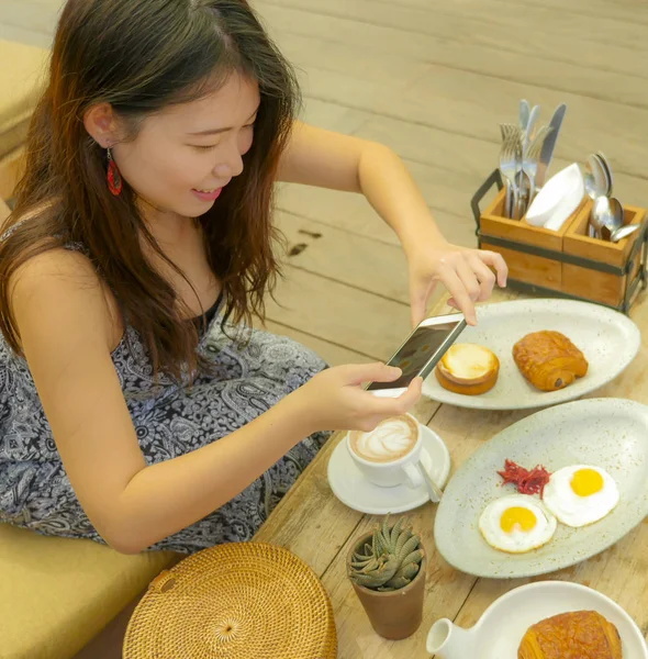 Молодая Красивая Счастливая Азиатская Кореянка Блоггер Путешествия Фотографирует Мобильного Телефона — стоковое фото