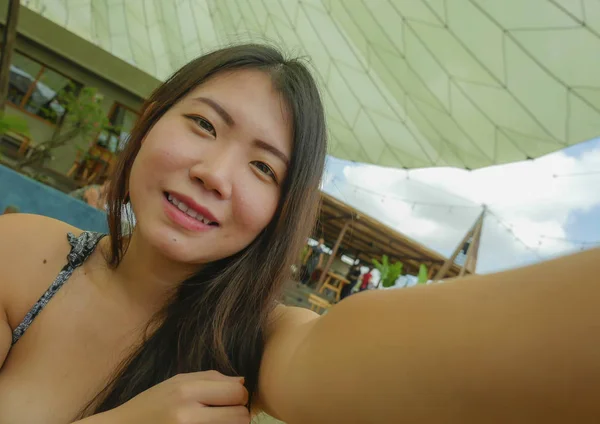 Молодая Красивая Счастливая Азиатская Китайская Туристка Улыбается Держа Руках Мобильный — стоковое фото