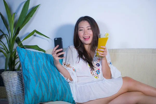 Молодая Красивая Счастливая Азиатская Девушка Лет Лежит Дома Диван Пить — стоковое фото