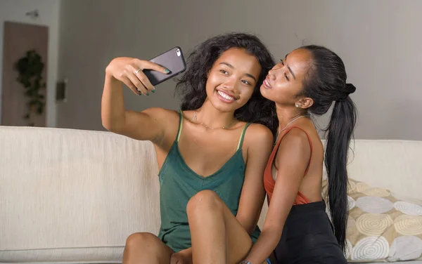 Jovem Feliz Bonito Asiático Irmãs Namoradas Casal Sorrindo Alegre Tirar — Fotografia de Stock