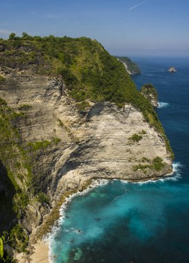 doğal sahil manzaralı güzel turkuaz deniz sulu boya rock kayalıklarla çevrili tatil turizm ve tropikal seyahat hedef yeşil bitki örtüsü ile Asya Cennet Adası