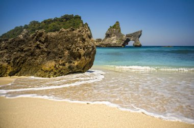 güzel tropik ada cennet peyzaj çarpıcı Asya seyahat hedef reklam ve tatil gezisinde inanılmaz bir turkuaz deniz su renk üzerinde kayalar panoraması ile plaja vurdu