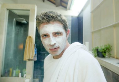 kendisi de banyo aynası beyaz sağlamlılık erkek güzellik ve yüz maskesi hijyen kavramı uygulama üzerinde ev arıyorum, genç yakışıklı ve çekici beyaz adam portresi yüz kadar kapatın 